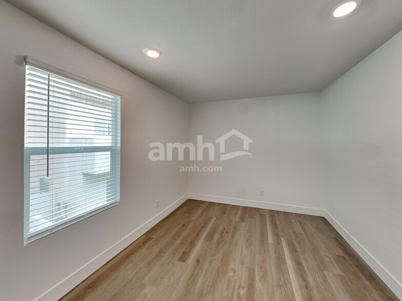 Building Photo - 6449 Marthas Vineyard Ave