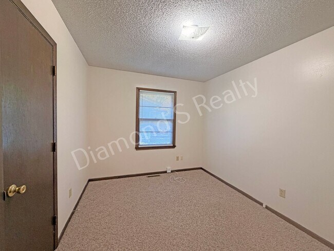 Building Photo - Charming 3 Bedroom Unit Available!