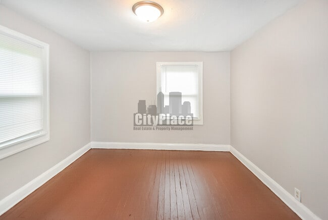Building Photo - 925 N Gladstone Ave