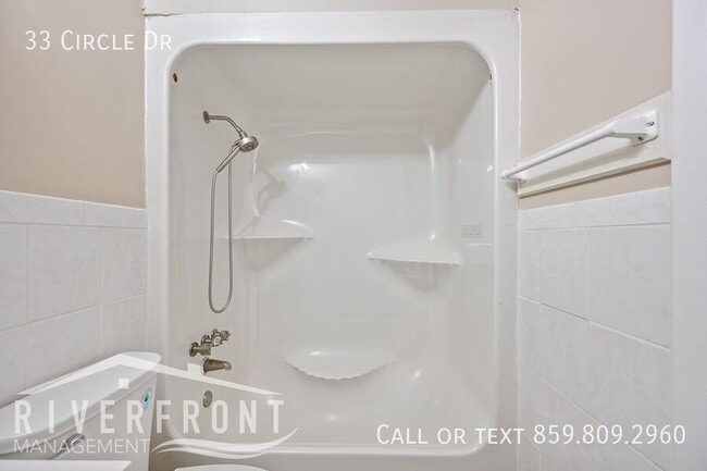 Building Photo - 33 Circle Dr