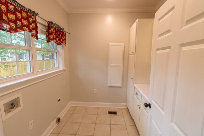 Building Photo - 906 Monarch Cir