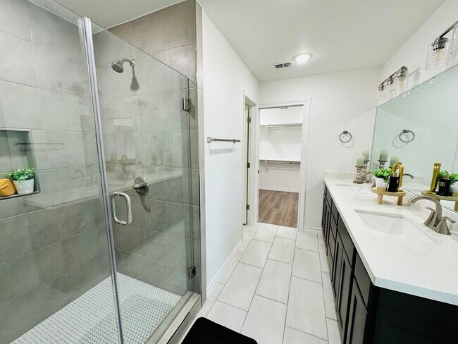 Building Photo - 9909 Bijan Dr