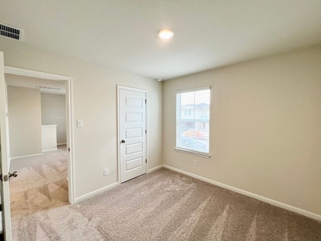 Building Photo - 3 bedroom, 2.5 bath home for lease