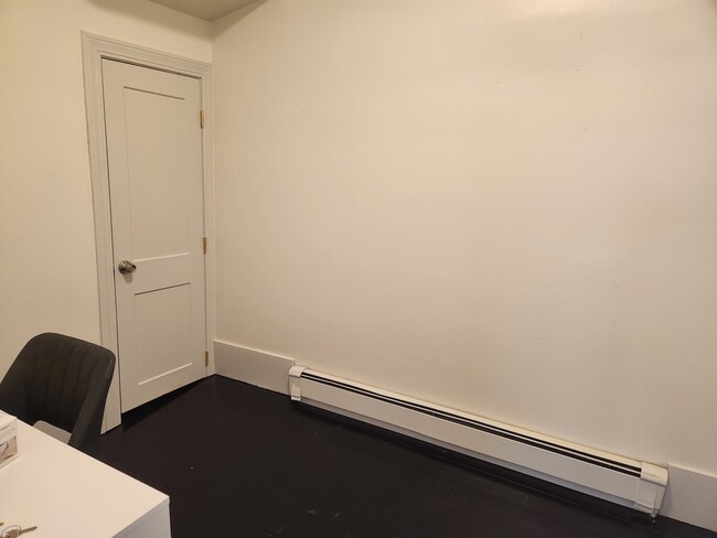 Extra room, with closet. Can be an office. - 100 Federal St