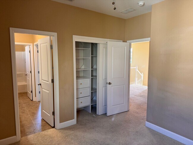 Building Photo - Lovely 3/2.5 in perfect location!