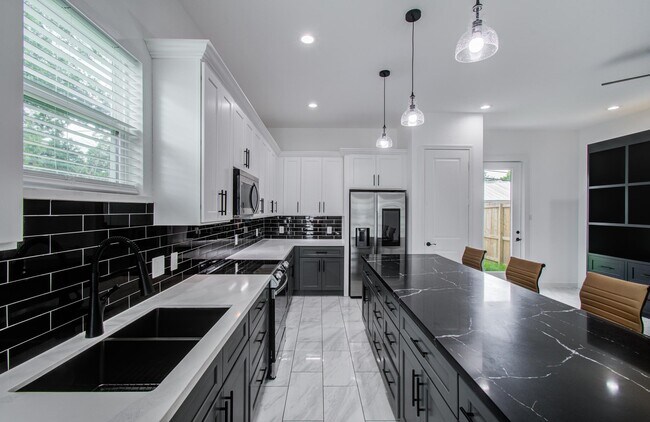 Building Photo - 5905 Crest Ct