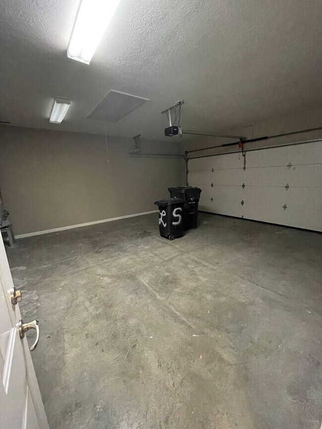 Building Photo - 2 bed, 2 bath, 2 car garage ranch style home in N. Knoxville