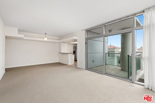 Building Photo - 13700 Marina Pointe Dr