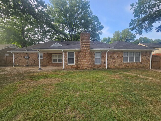 Building Photo - Massive 4BR/3BA Memphis Rental | Brick Fireplace & Built-Ins | Fenced Yard!