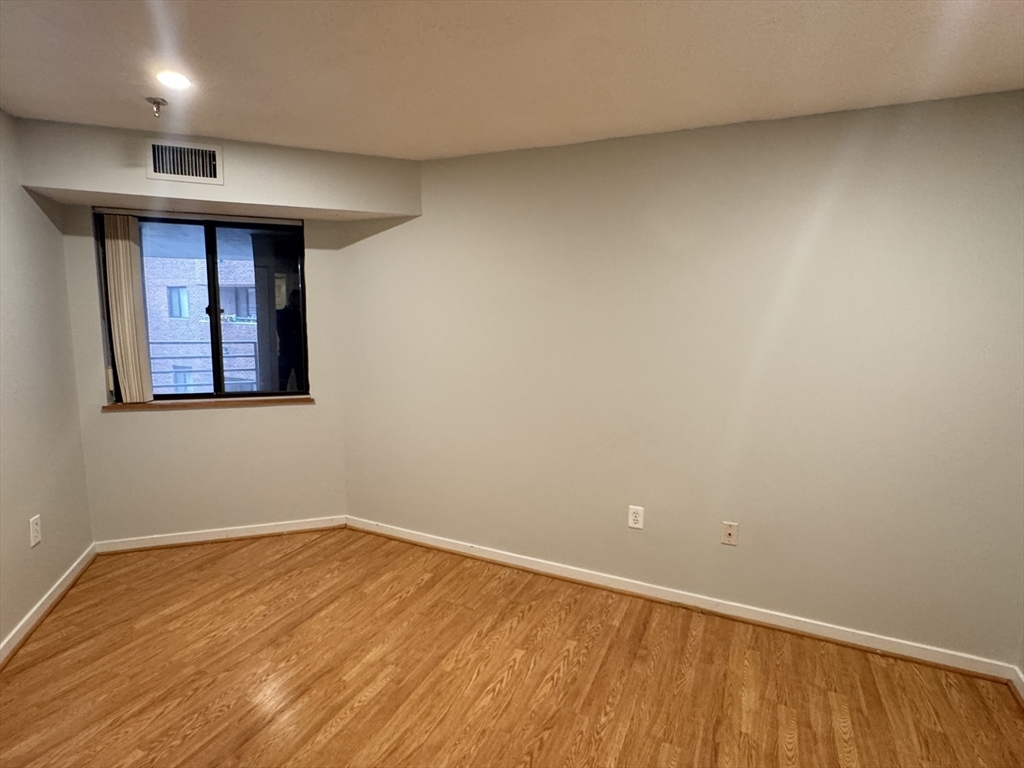 Building Photo - 152 Kelton St