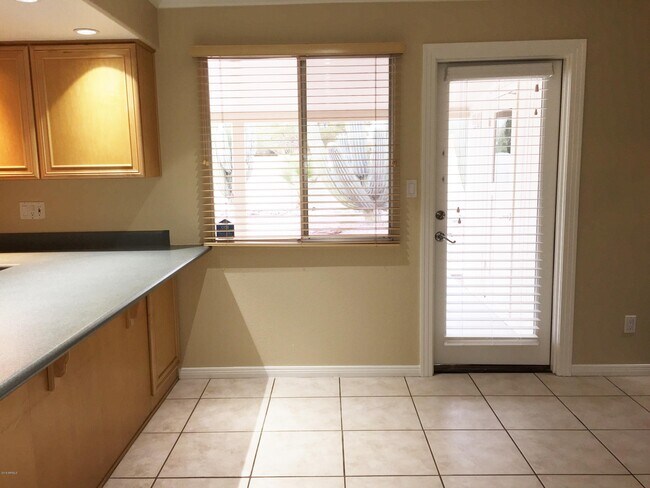 Building Photo - 610 E Malibu Dr