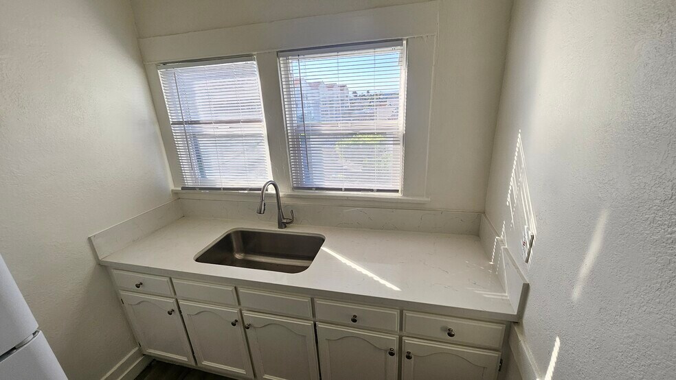 Building Photo - 1330 W 11th St