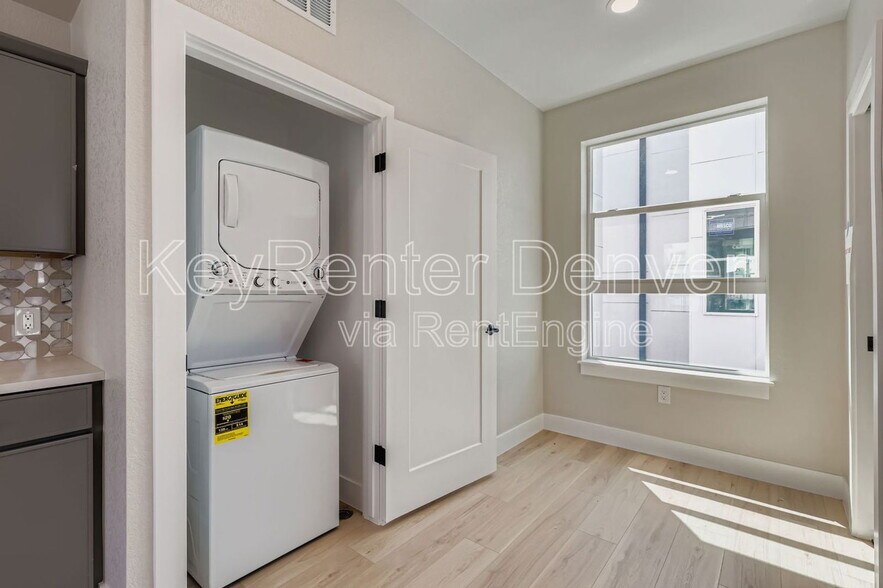 Building Photo - 4100 E Warren Ave