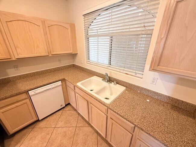 Building Photo - 2050 W Warm Springs Rd