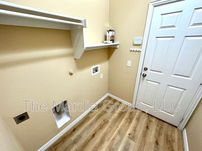 Building Photo - 221 Creekwood Dr