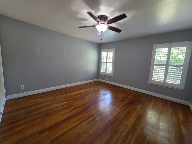 Building Photo - 2 bedroom 2 bathroom with brand new A/C un...