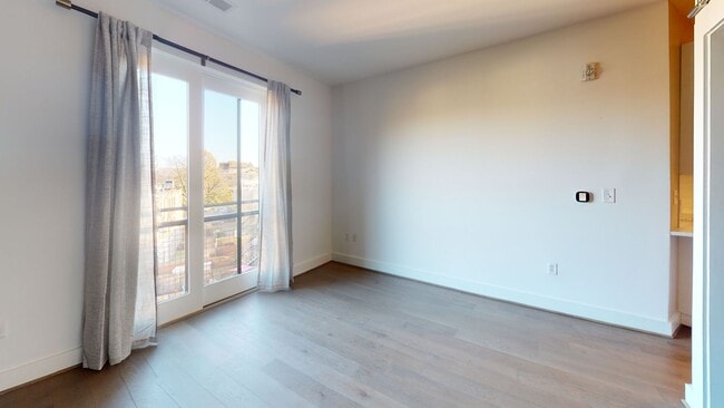 Building Photo - Updated Junior One Bedroom W/Full Sized Washer/Dryer, Large Bathroom, Spacious Kitchen, & More!