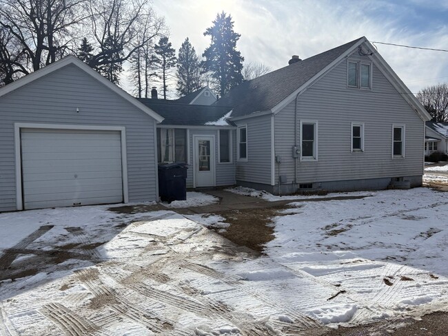 Building Photo - Check out this remodeled 4 bedroom house