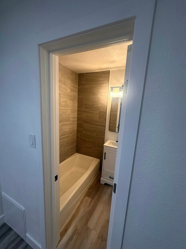 Building Photo - 934 1/2 Simmons Avenue, Unit 936