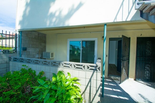 Building Photo - 1652 E Kingsley Ave