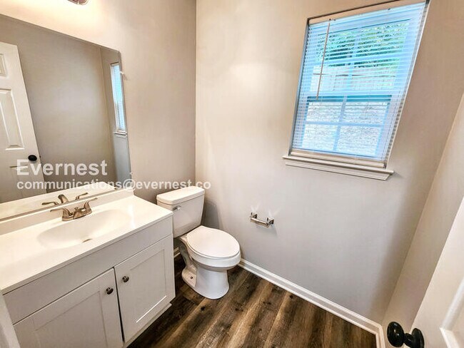 Building Photo - 3 Bed/1.5 Bath Home with Fenced Yard & Garage / Pet-Friendly