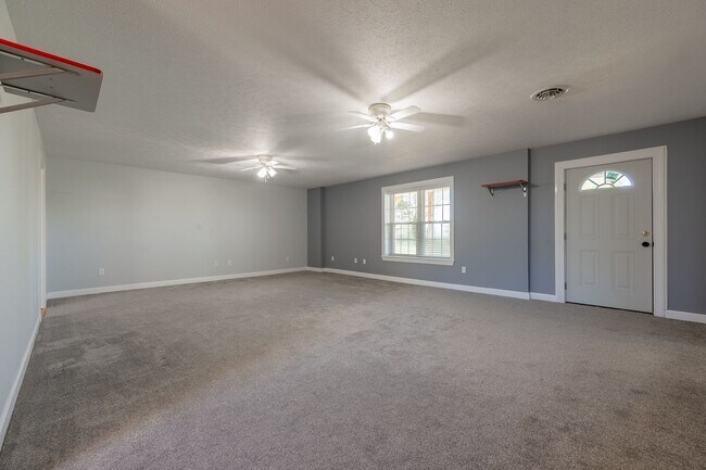 Building Photo - 1701 Stratford View Dr