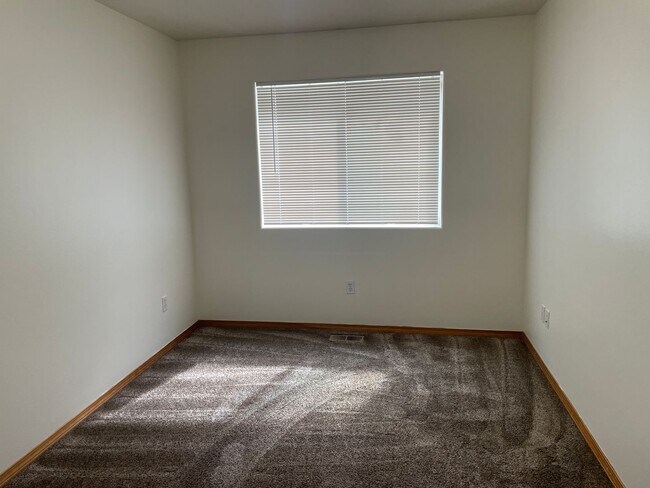 Building Photo - 1703 Fairway Dr NE