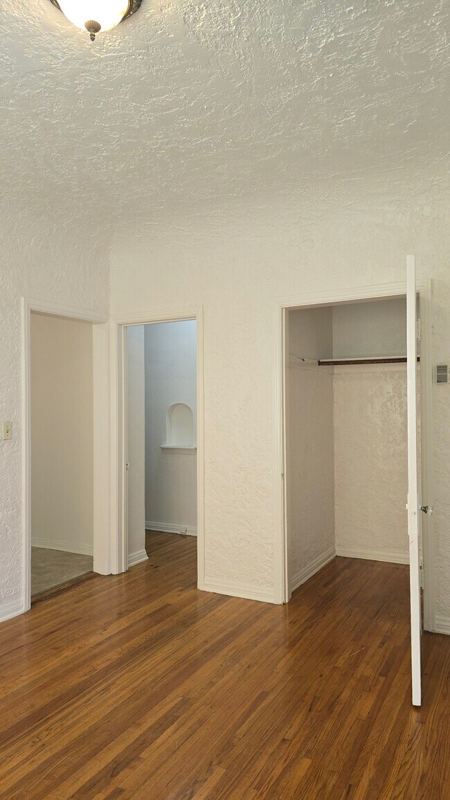 Building Photo - 2621 Wellington Rd