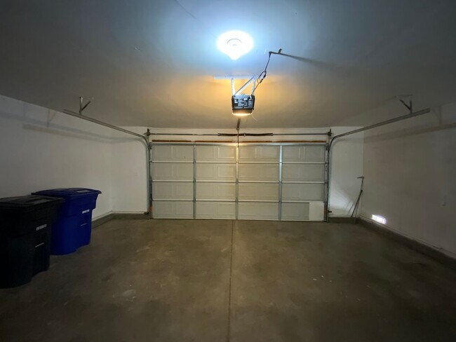 Building Photo - 3 Bedroom Single Story Home Available Near...