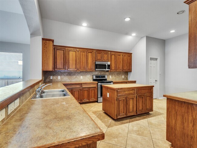 Building Photo - 5643 Walnut Glen Ln