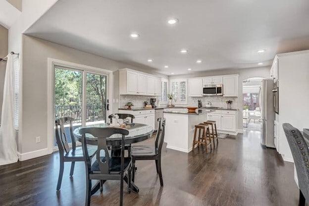 Building Photo - 15585 Timberside Ct