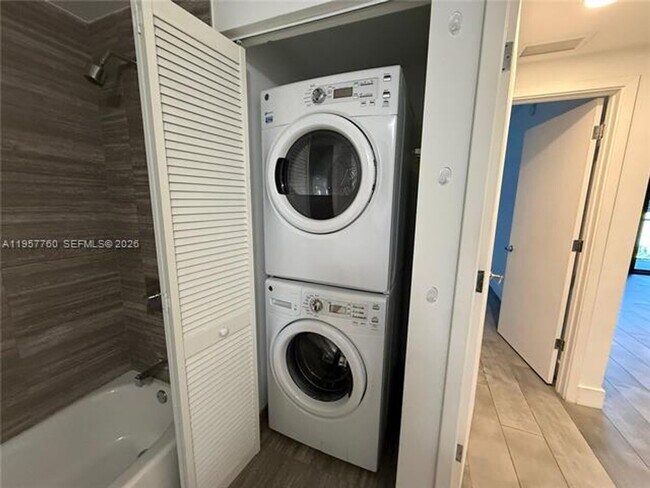 Building Photo - 1010 Brickell Ave