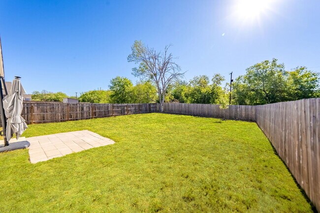 Building Photo - Charming 3-Bedroom Haven with 2 Full Baths