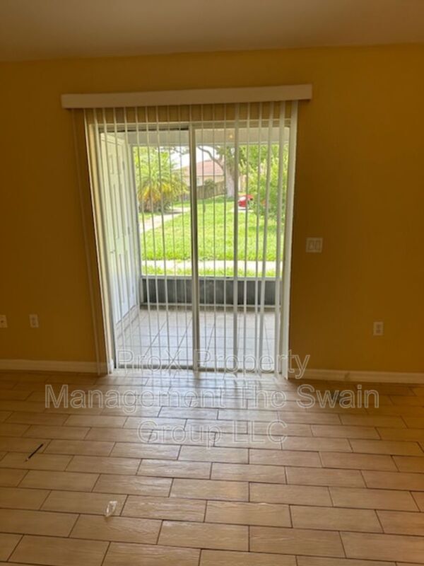 Building Photo - 1826 Lake Mariam Dr