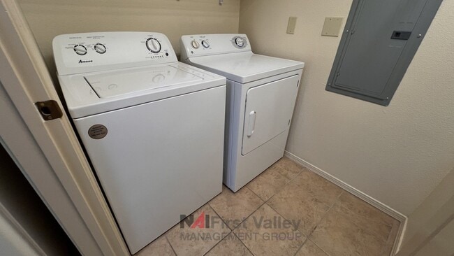 Building Photo - 2 Bedrooms, 2 Baths