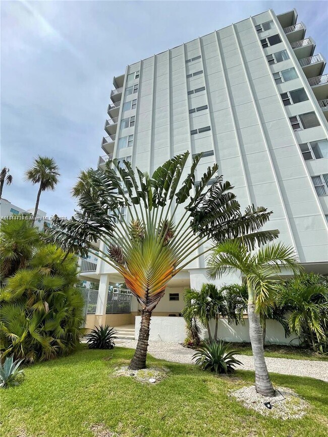 Building Photo - 7545 E Treasure Dr