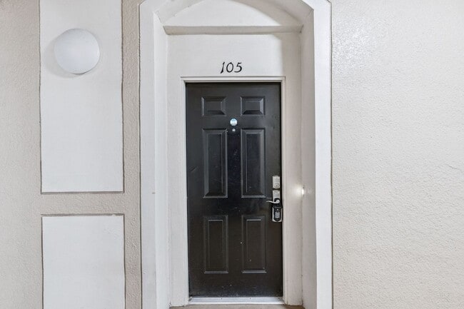 Building Photo - Upscale & renovated 3Bedrooms / 2Baths condo-unit in MetroWest community!