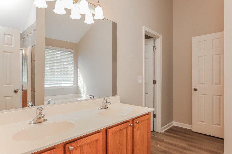 Building Photo - 1549 Pebble Ridge Dr