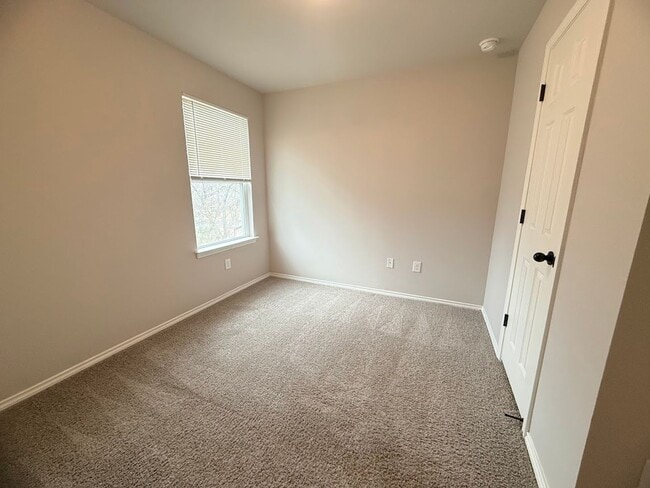 Building Photo - Quick access Ft. Sam, Randolph, and the airport