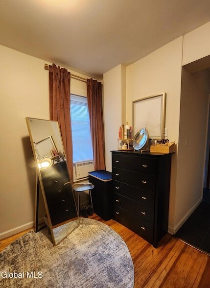 Building Photo - 11 Ingersoll Ave