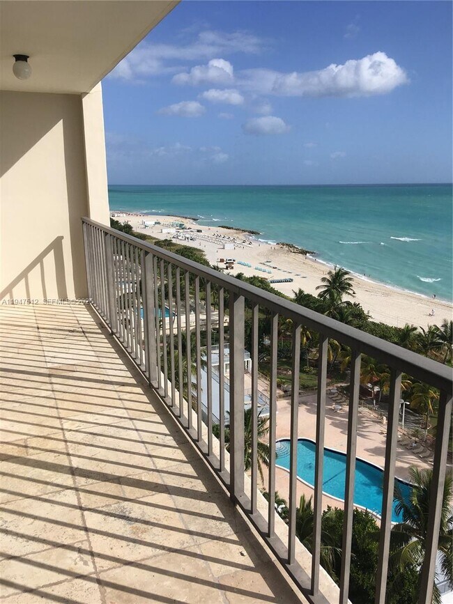 Building Photo - 2625 Collins Ave