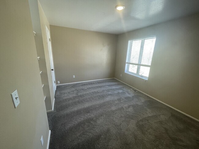 Building Photo - Spacious 6-Bed Oasis with Finished Basement & Cozy Fireplace.