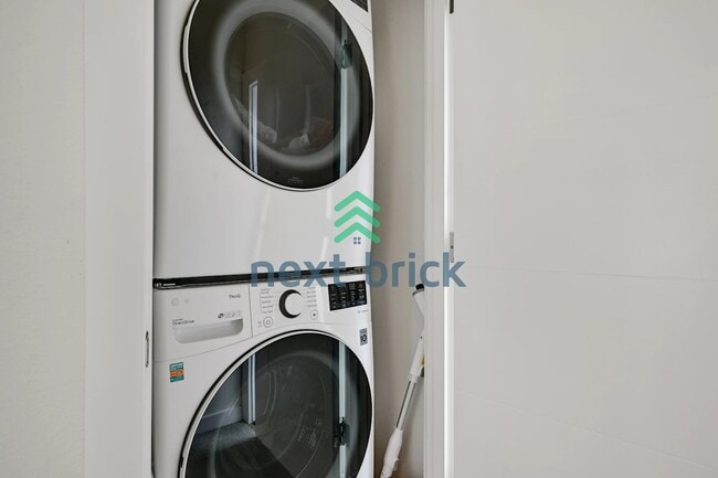 Building Photo - 2 BED & 2 BATH TOWNHOUSE FOR RENT