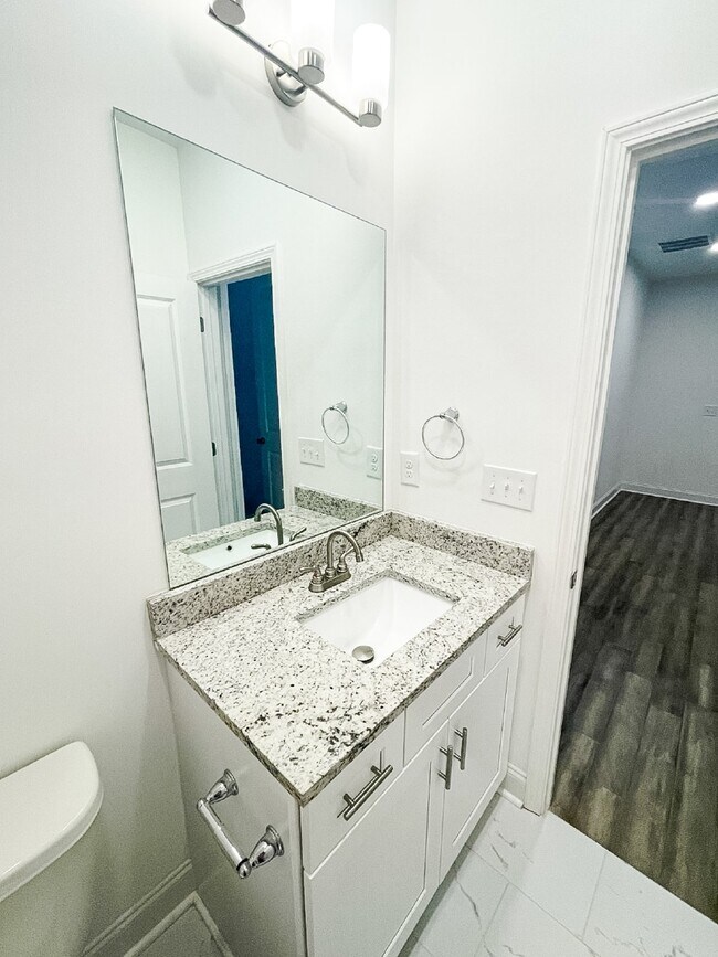 Building Photo - Pet Friendly End Unit Townhome