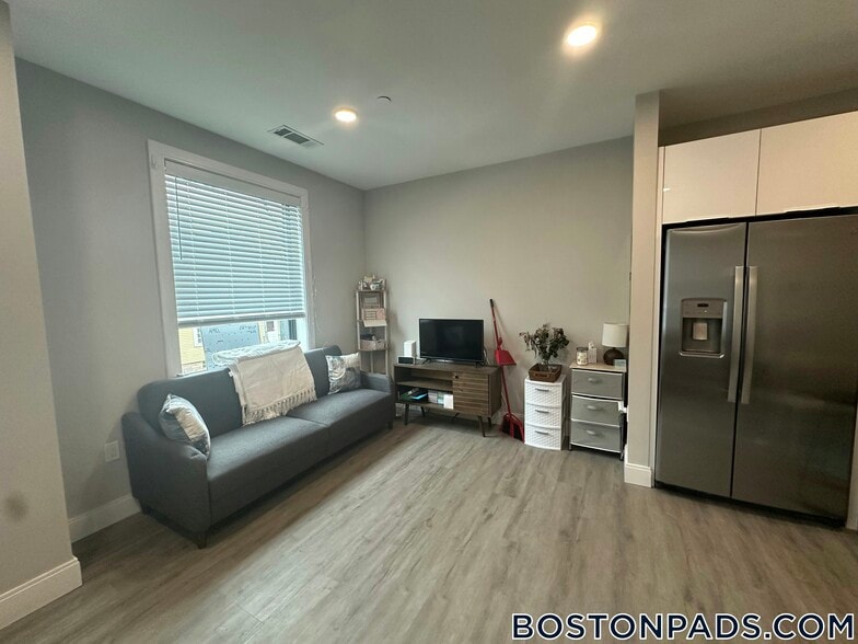 Building Photo - 656 Saratoga St