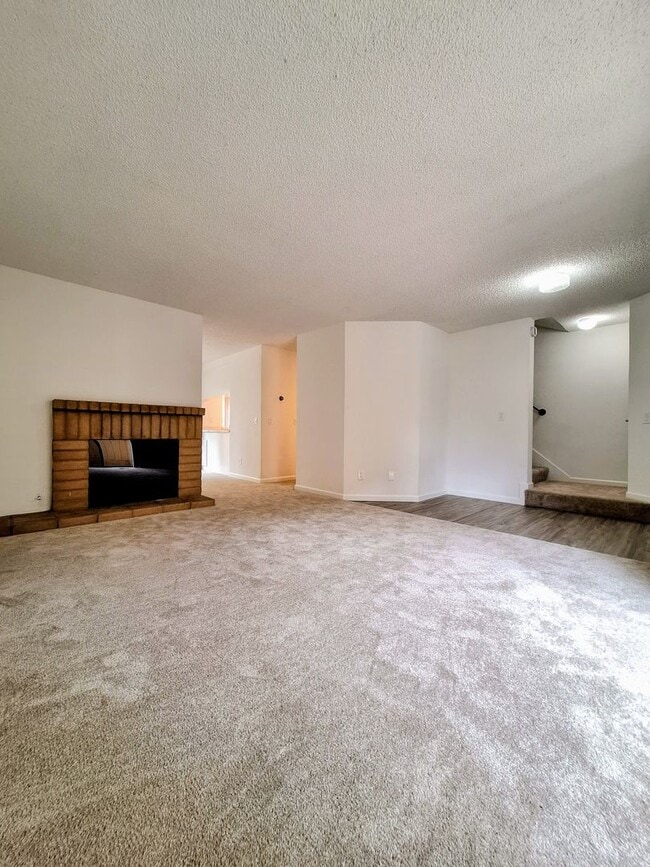 Building Photo - Remodeled 3bd 3-Story Townhouse With Attached Garage