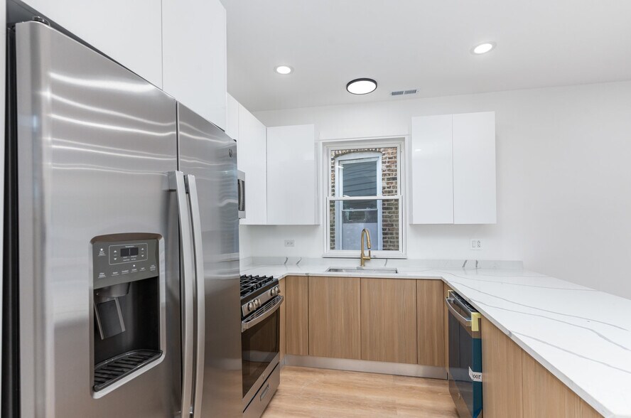 Building Photo - 2132 S Fairfield Ave