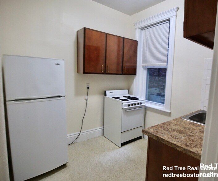 Building Photo - 27 Park Dr