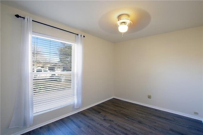 Building Photo - 507 Riverwood Dr