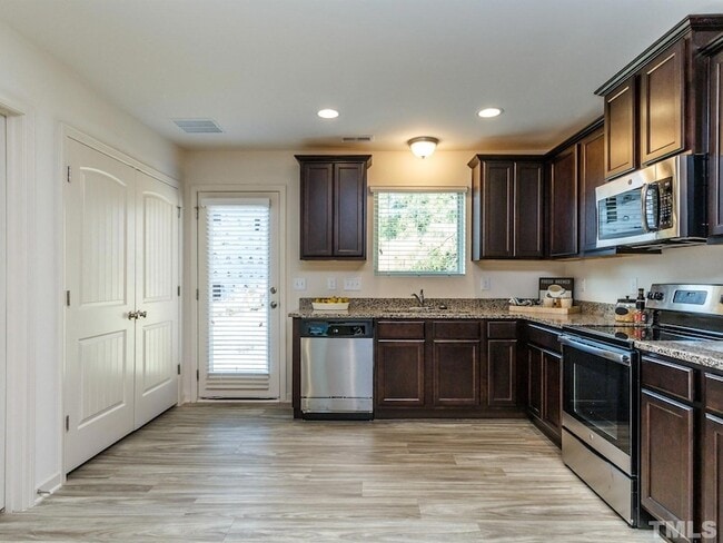 Building Photo - 882 Saratoga Dr